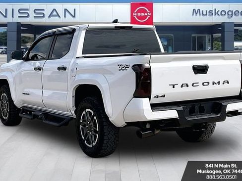 Used 2025 Toyota Tacoma TRD Sport AWD/4WD image 4