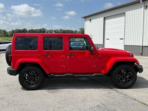 Used 2018 Jeep Wrangler Unlimited Sahara AWD/4WD image 9