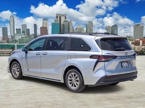 Used 2023 Toyota Sienna XLE w/ XLE Plus Package FWD image 6