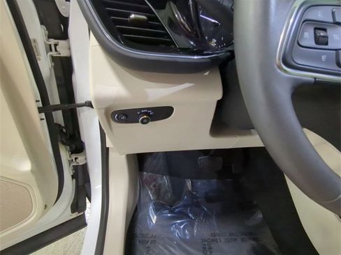 Used 2022 Buick Envision Essence w/ Safety Package image 17