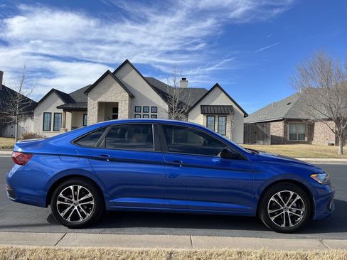 Used 2022 Volkswagen Jetta Sport image 1