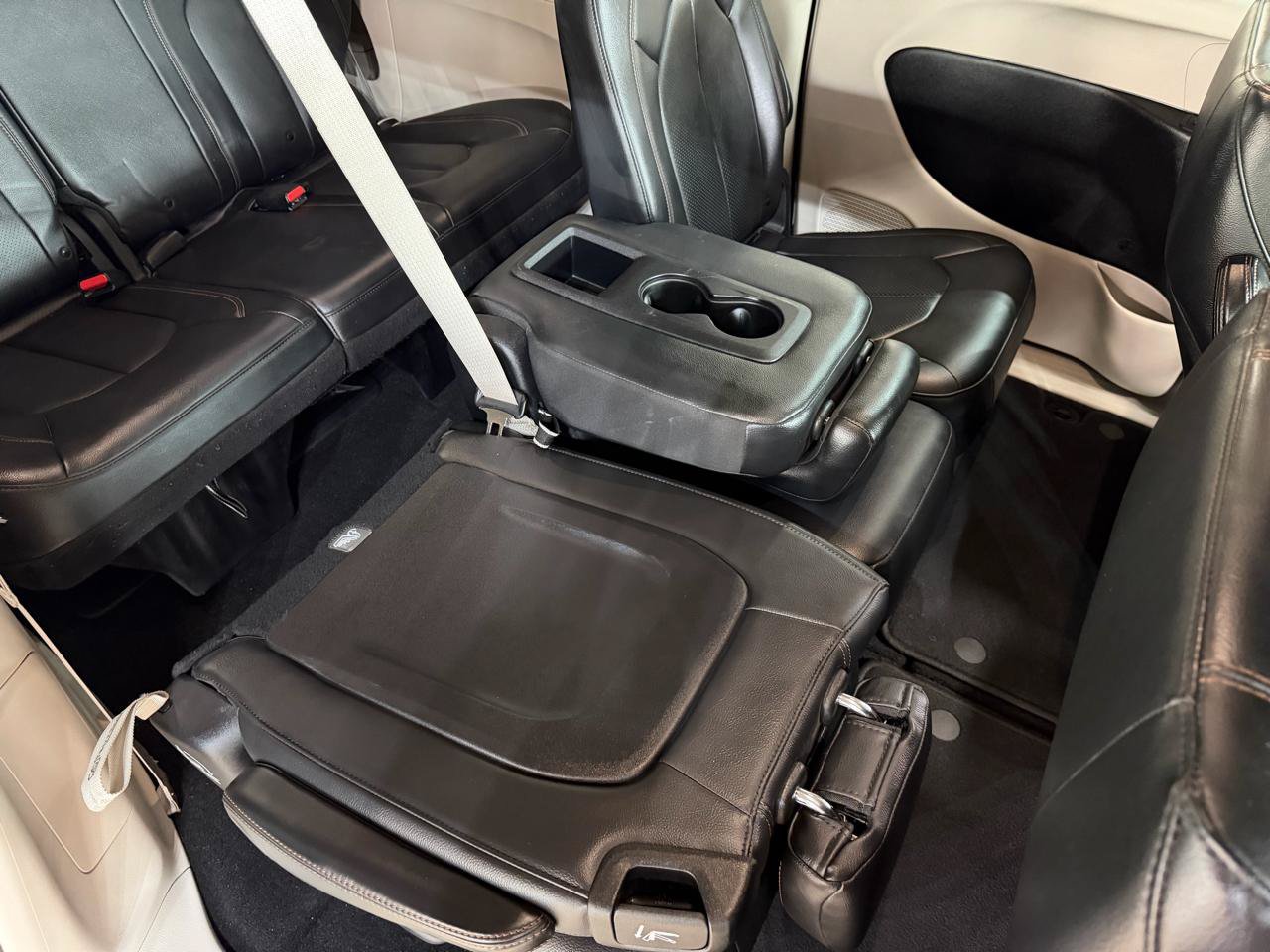 Used 2019 Chrysler Pacifica Touring-L FWD image 18