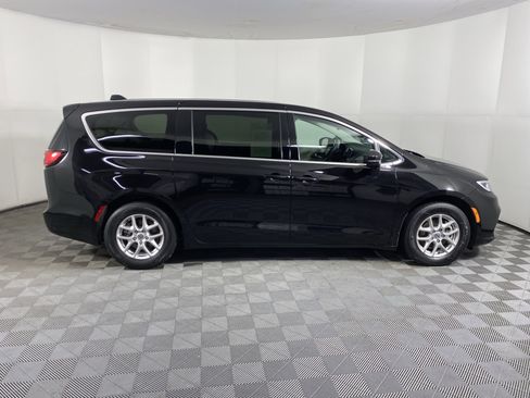 Used 2024 Chrysler Pacifica Touring-L image 6