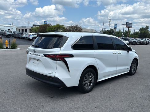 Used 2021 Toyota Sienna LE FWD image 3