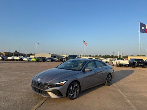 Used 2025 Hyundai Elantra SEL FWD image 5