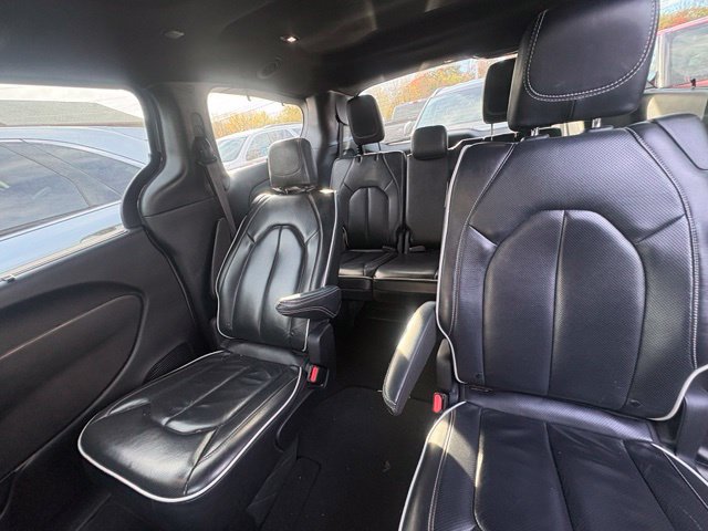 Used 2025 Chrysler Pacifica Limited FWD image 2