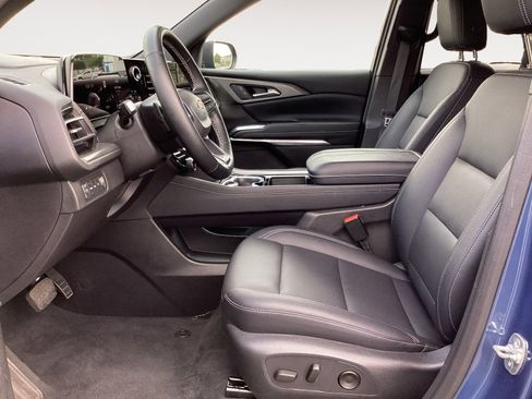 Used 2025 Chevrolet Traverse LT image 28