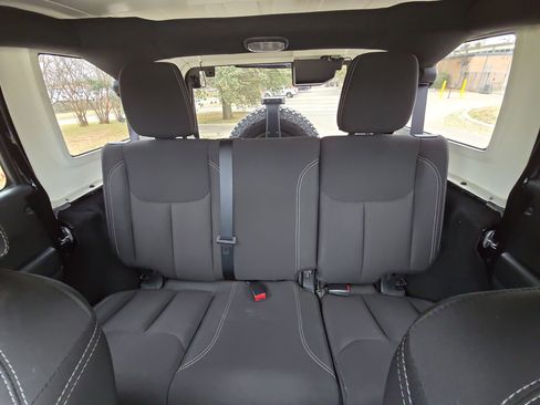 Used 2018 Jeep Wrangler Unlimited Sahara image 18