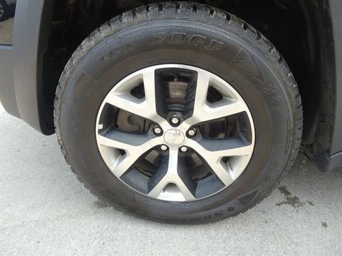 Used 2017 Jeep Cherokee Trailhawk w/ Cold Weather Group AWD/4WD image 26