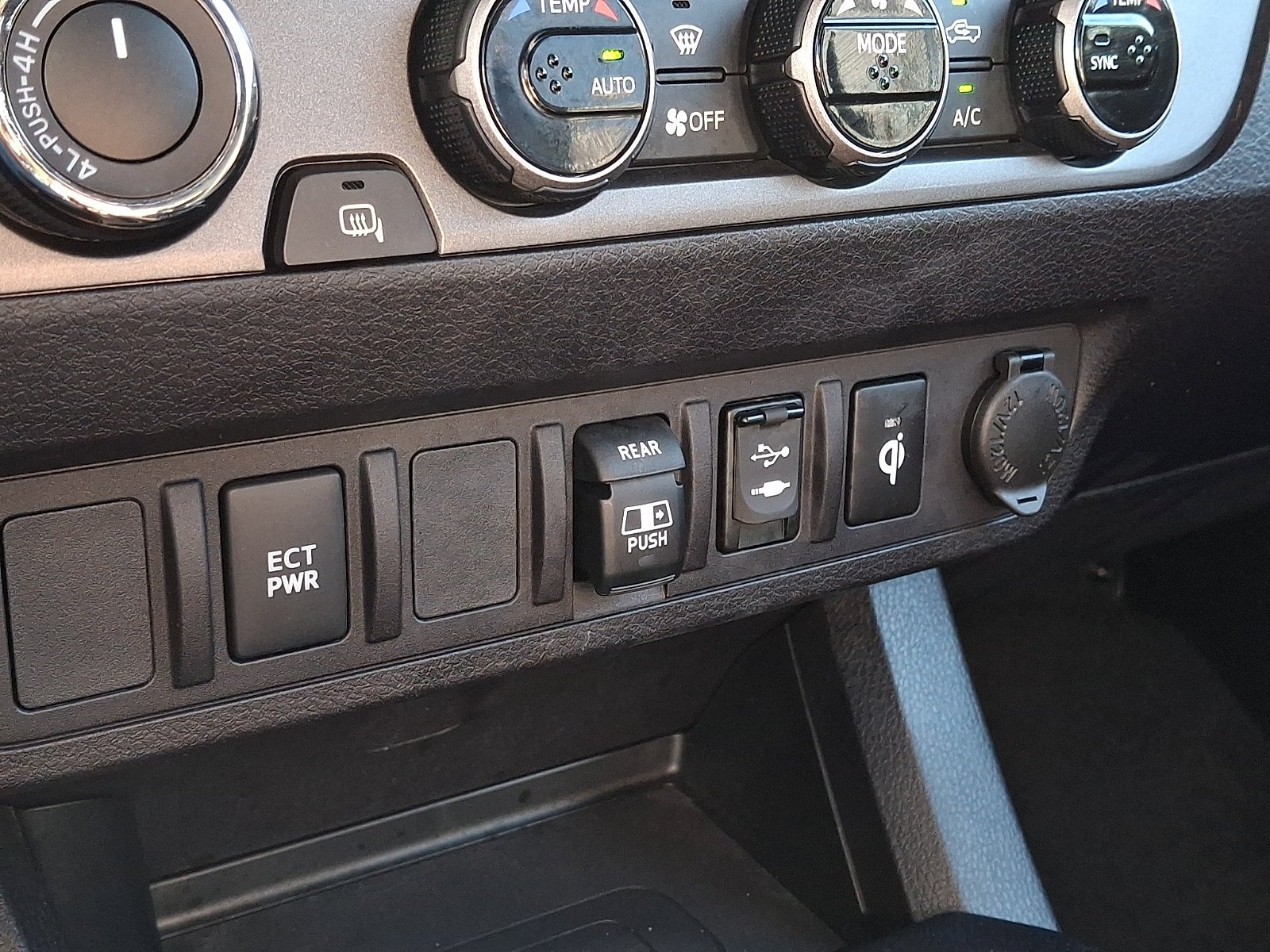 Used 2018 Toyota Tacoma TRD Sport AWD/4WD image 24