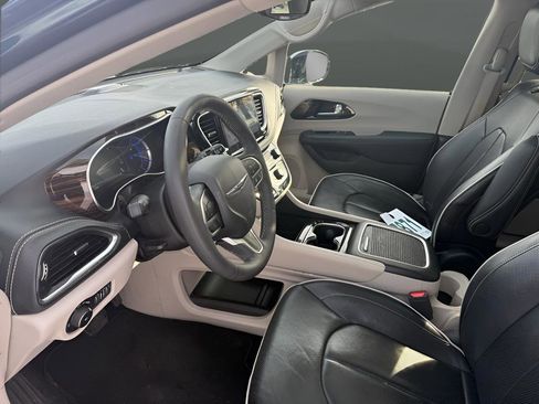 Used 2023 Chrysler Pacifica Limited image 10
