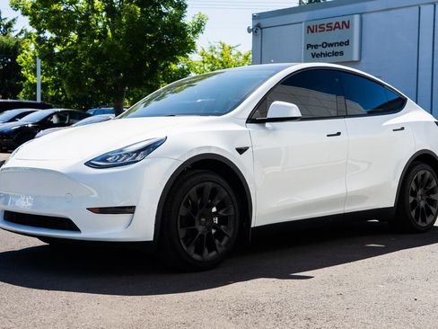 Used 2023 Tesla Model Y Long Range AWD/4WD image 3