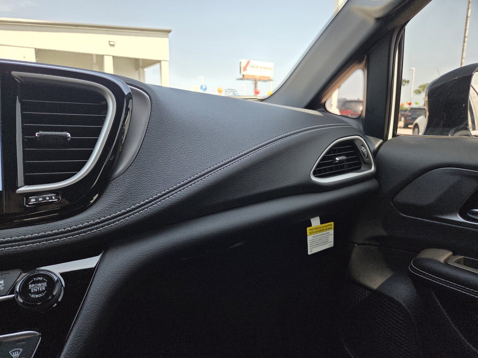 New 2026 Chrysler Pacifica Select FWD image 31