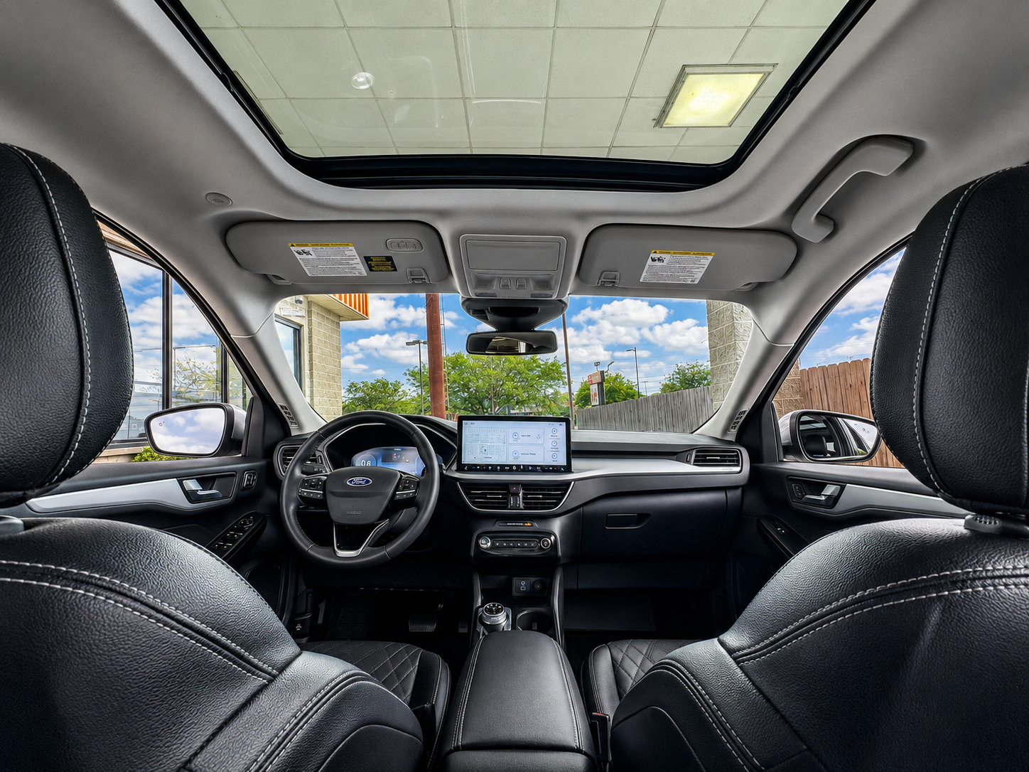 Used 2023 Ford Escape Platinum w/ Premium Technology Package AWD/4WD image 2