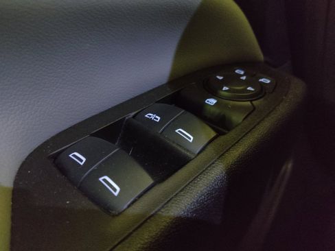 Used 2021 Chevrolet Equinox LS w/ LPO, Cargo Package FWD image 27