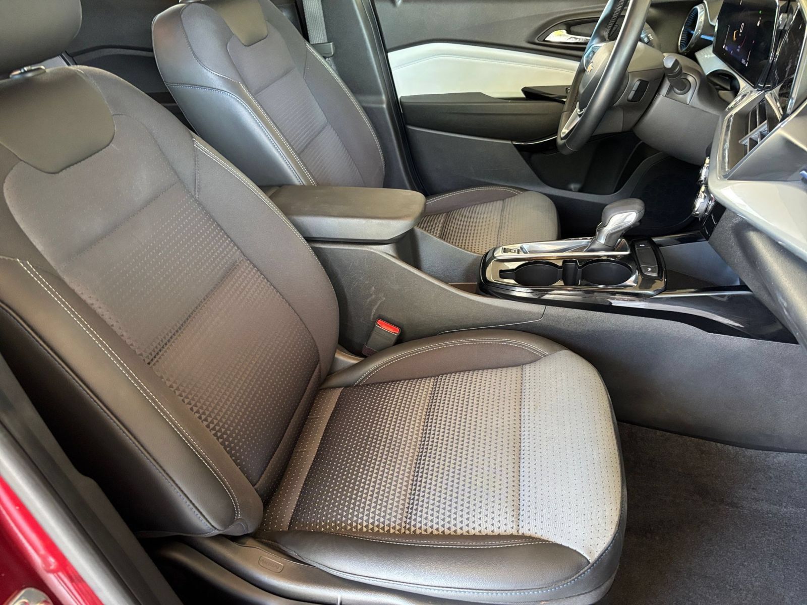 Used 2025 Chevrolet Trax LT w/ LT Convenience Package FWD image 30