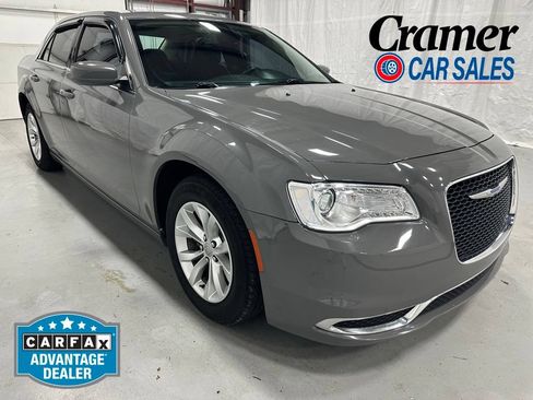 Used 2019 Chrysler 300 Touring RWD image 1