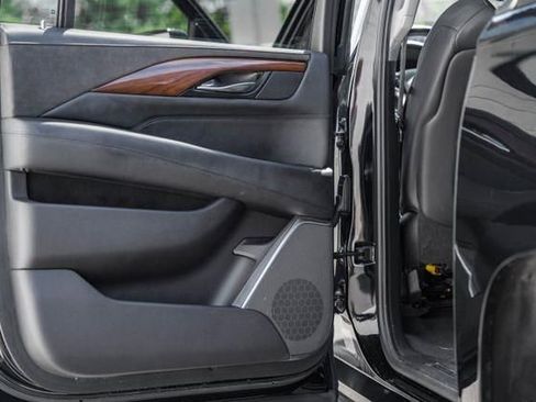Used 2020 Cadillac Escalade ESV Luxury image 36
