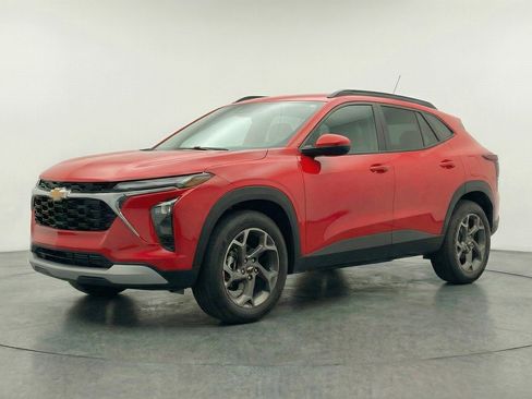 Used 2025 Chevrolet Trax LT image 3