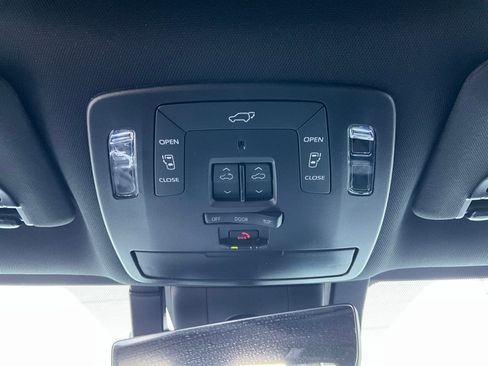 Used 2025 Toyota Sienna Platinum image 22