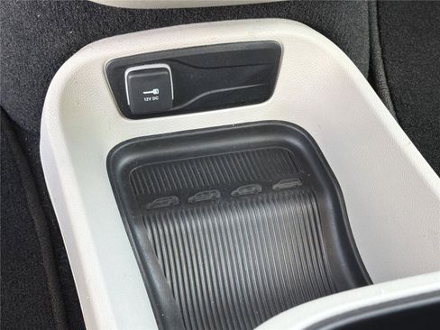 Used 2023 Chrysler Pacifica Touring-L FWD image 30