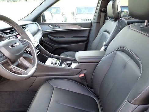 New 2025 Jeep Grand Cherokee Limited w/ Black Appearance Package image 12