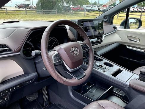 Used 2024 Toyota Sienna Platinum FWD image 13