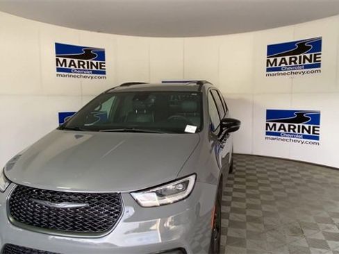 Used 2025 Chrysler Pacifica Limited image 5