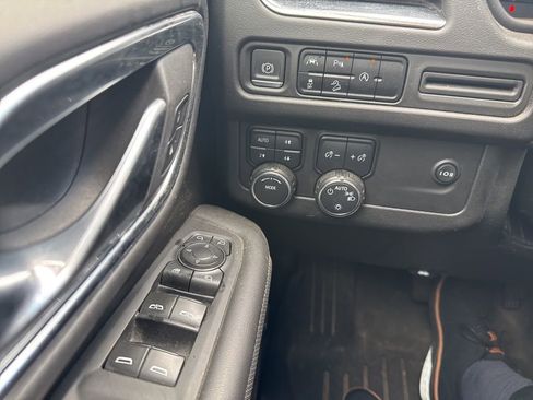 Used 2023 Chevrolet Suburban Premier image 7