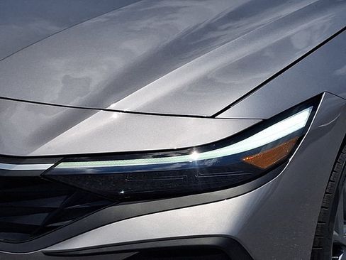 Certified 2025 Hyundai Elantra Hybrid FWD image 9