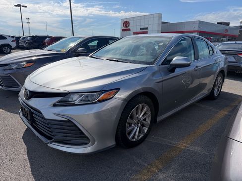 Used 2023 Toyota Camry LE FWD image 4
