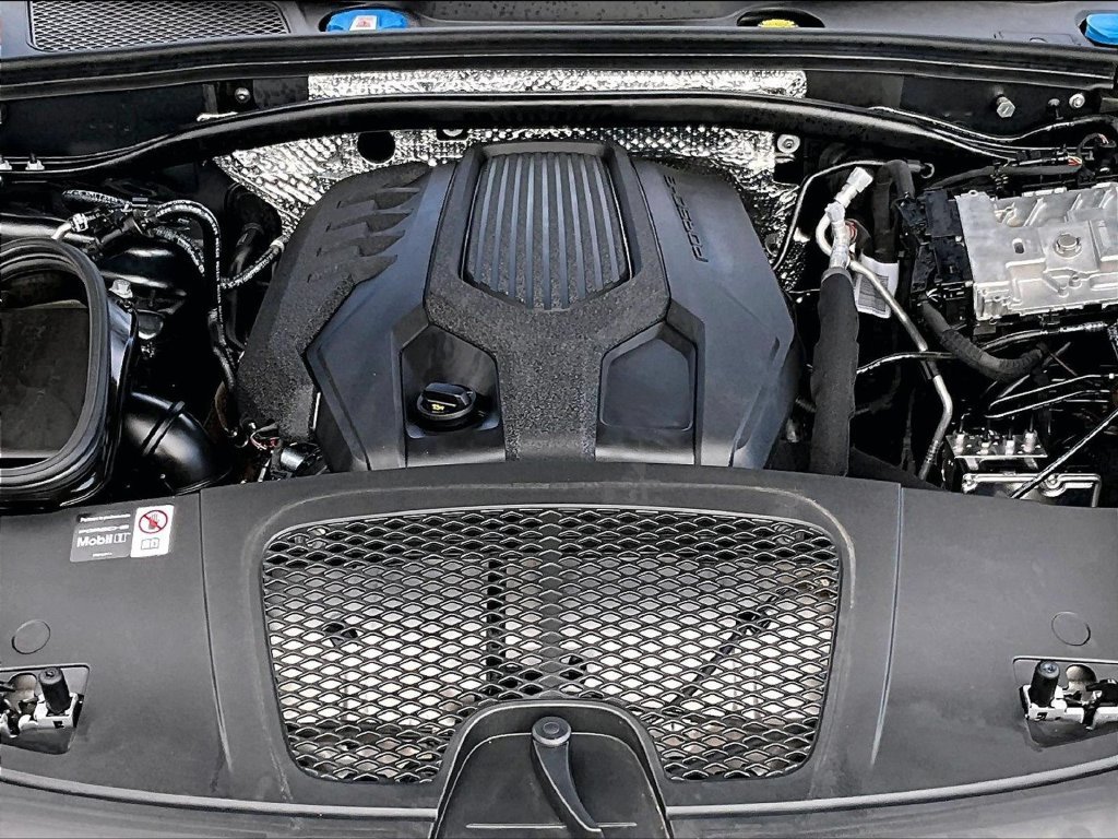 Certified 2026 Porsche Macan AWD/4WD image 23