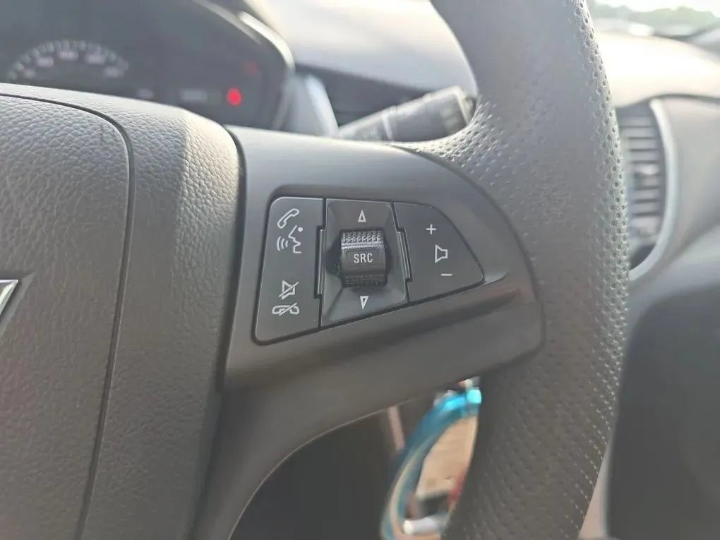 Used 2022 Chevrolet Trax LS AWD/4WD image 17