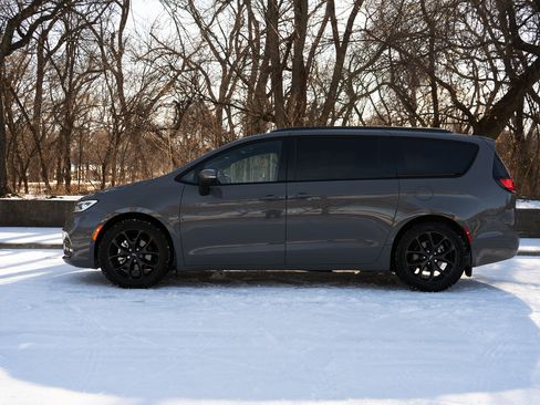 Used 2023 Chrysler Pacifica Touring-L w/ S Appearance Package image 6