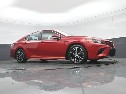 Used 2020 Toyota Camry SE w/ Sunroof Package FWD image 53