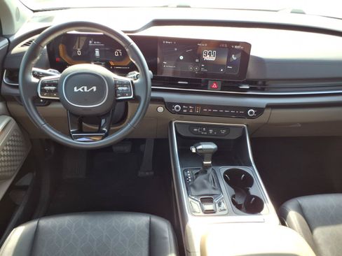 Used 2025 Kia Carnival EX FWD image 12