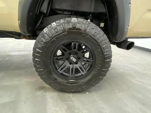 Used 2017 Toyota Tacoma TRD Off-Road w/ Tow Package AWD/4WD image 18