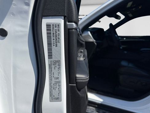 Used 2024 Jeep Grand Cherokee Limited image 24