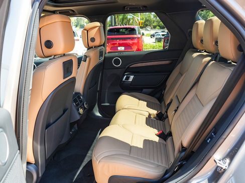 Certified 2025 Land Rover Discovery Dynamic SE AWD/4WD image 21