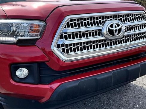 Used 2017 Toyota Tacoma TRD Sport image 28