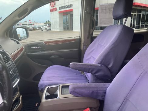 Used 2013 Chrysler Town & Country Touring FWD image 10