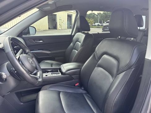Used 2024 Nissan Pathfinder SL FWD image 17