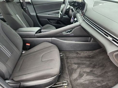 Used 2025 Hyundai Elantra SEL image 12