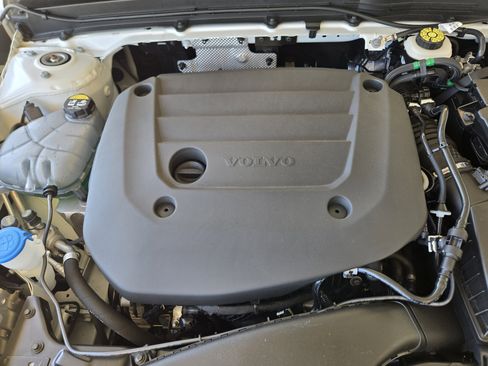 Used 2025 Volvo XC40 B5 Plus image 42