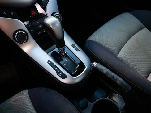 Used 2014 Chevrolet Cruze LS image 36