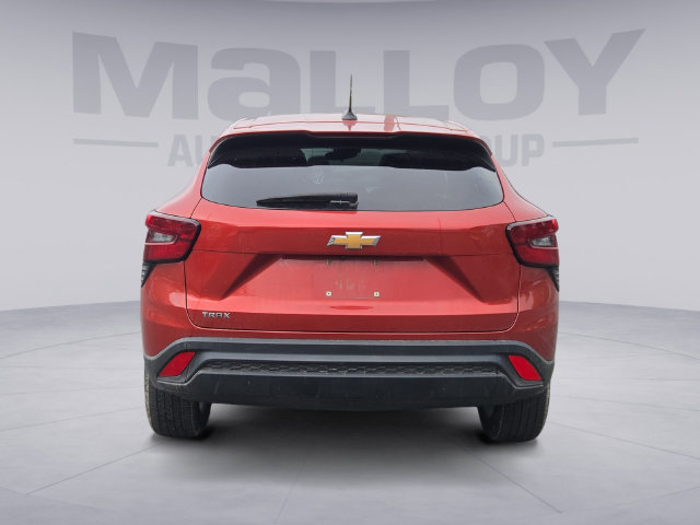 Used 2024 Chevrolet Trax LS w/ LS Convenience Package FWD image 4