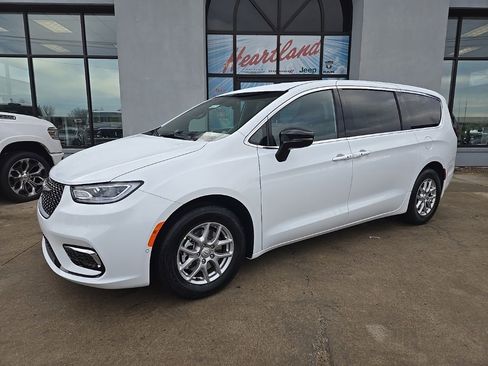 New 2026 Chrysler Pacifica Select image 3