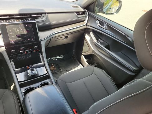 Used 2025 Jeep Grand Cherokee Laredo X RWD image 11