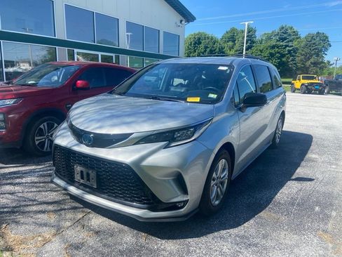 Used 2021 Toyota Sienna XSE w/ XSE Plus Package AWD/4WD image 3