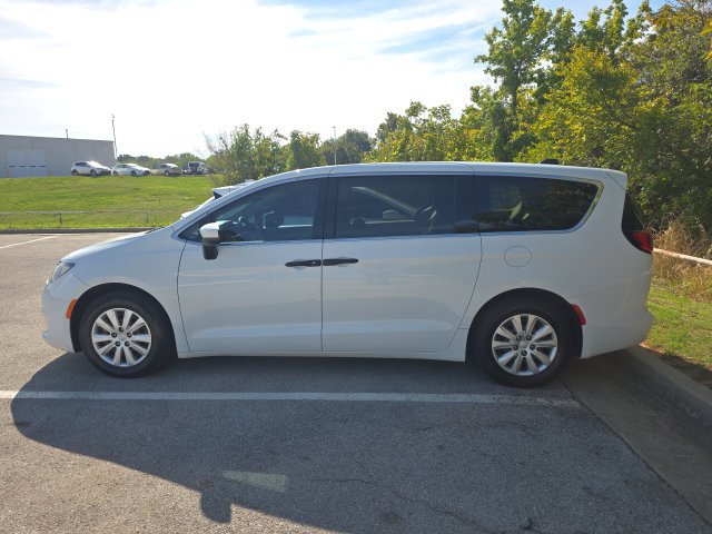 Used 2018 Chrysler Pacifica L FWD image 2